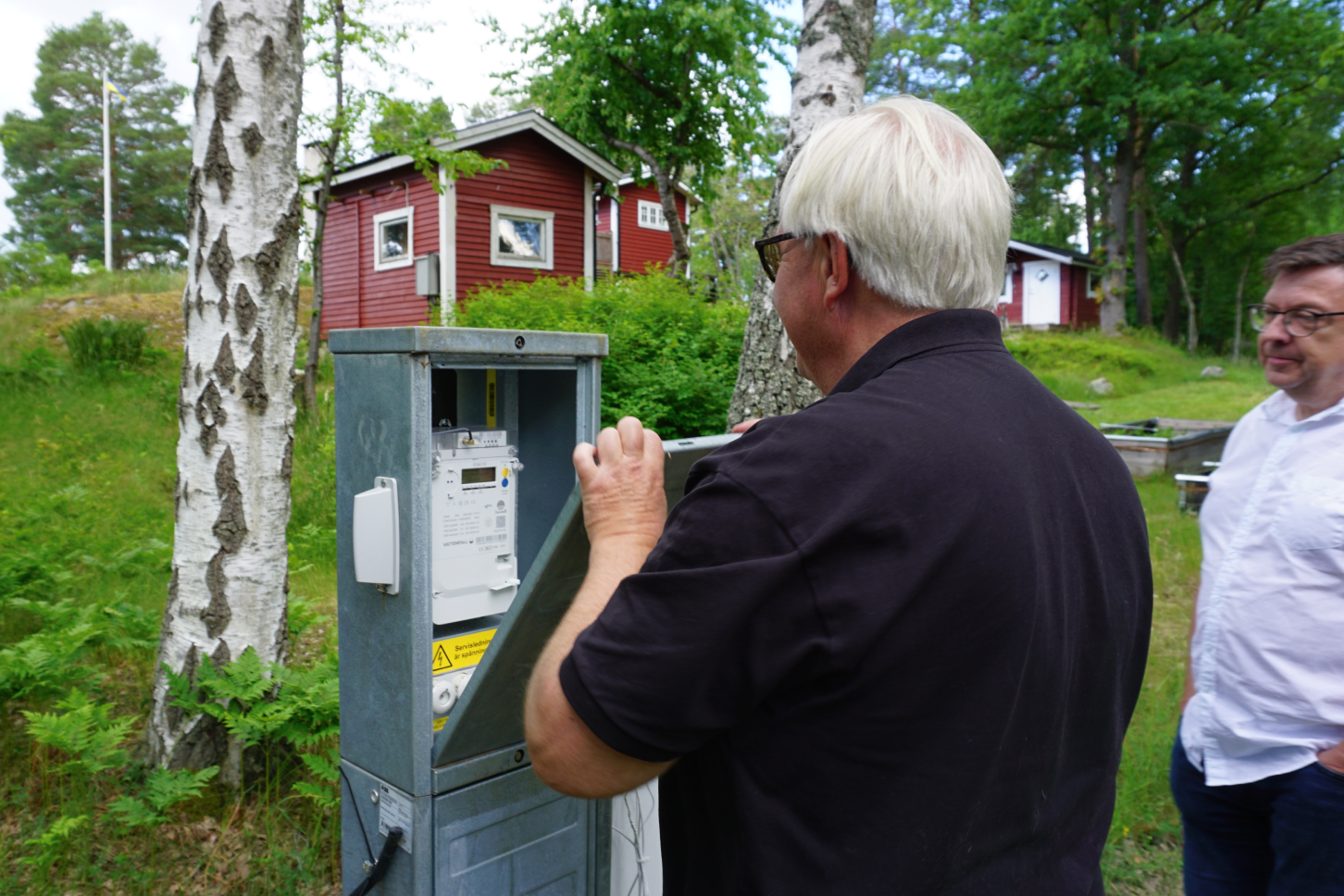 Jan Öman och Tomas Öquist, grundare och CTO på Perific, diskuterar lösningens funktionalitet på ön.