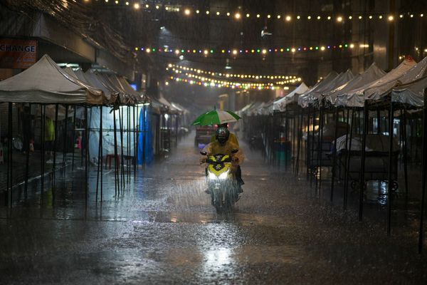 Bangkok Floods Disrupt Airport Transfers