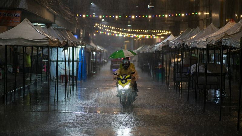 Bangkok Floods Disrupt Airport Transfers
