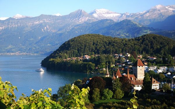 Easy walks near Interlaken (Switzerland) Faulensee to Spiez