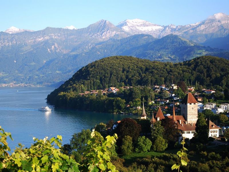 Easy walks near Interlaken (Switzerland) Faulensee to Spiez