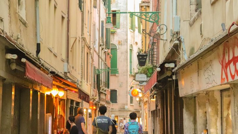 Heat Wave Hits European Attractions