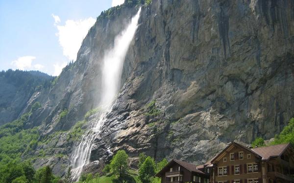 Easy walks near Interlaken (Switzerland) Lauterbrunnen to Stechelberg