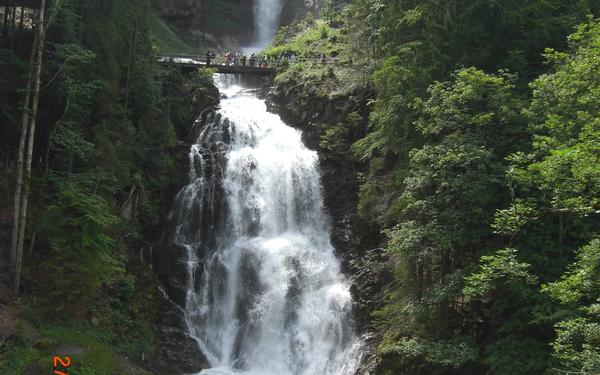 Easy walks near Interlaken (Switzerland) Iseltwald to the Giessbach Falls