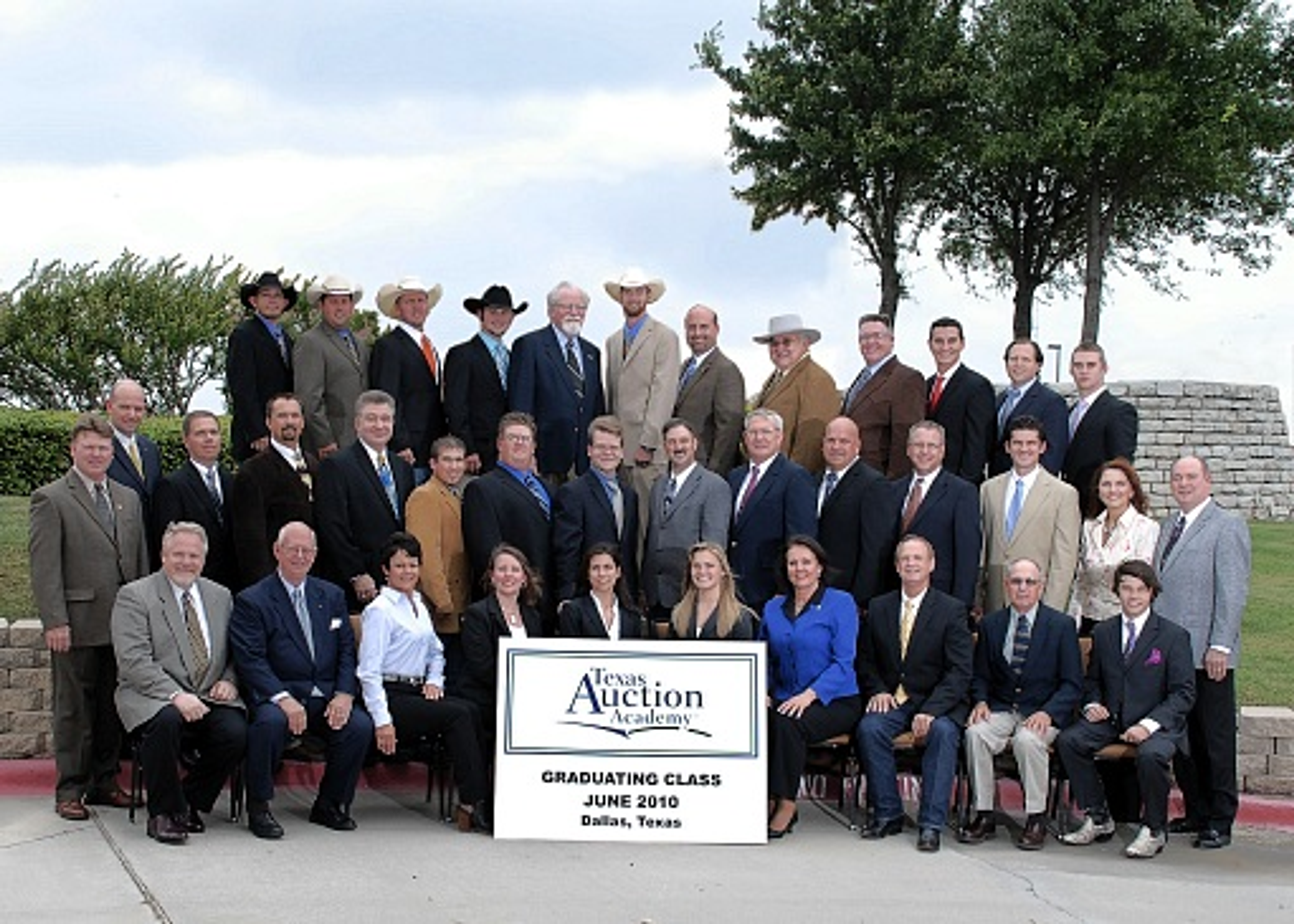 33 America’s Auction Academy Students Attend Convention – Raise Over $8,600 For Charities