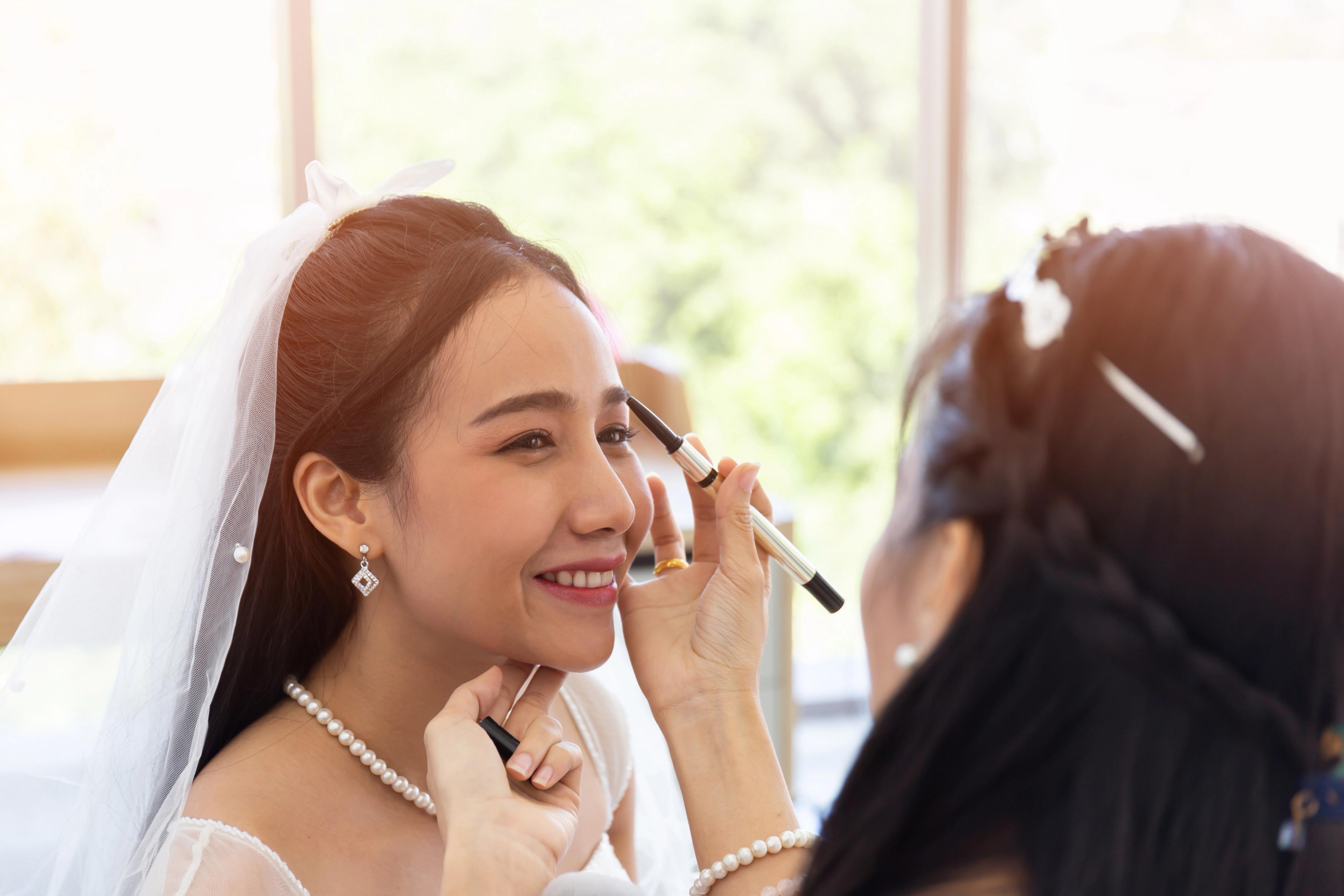 How to prepare for a bridal makeup appointment