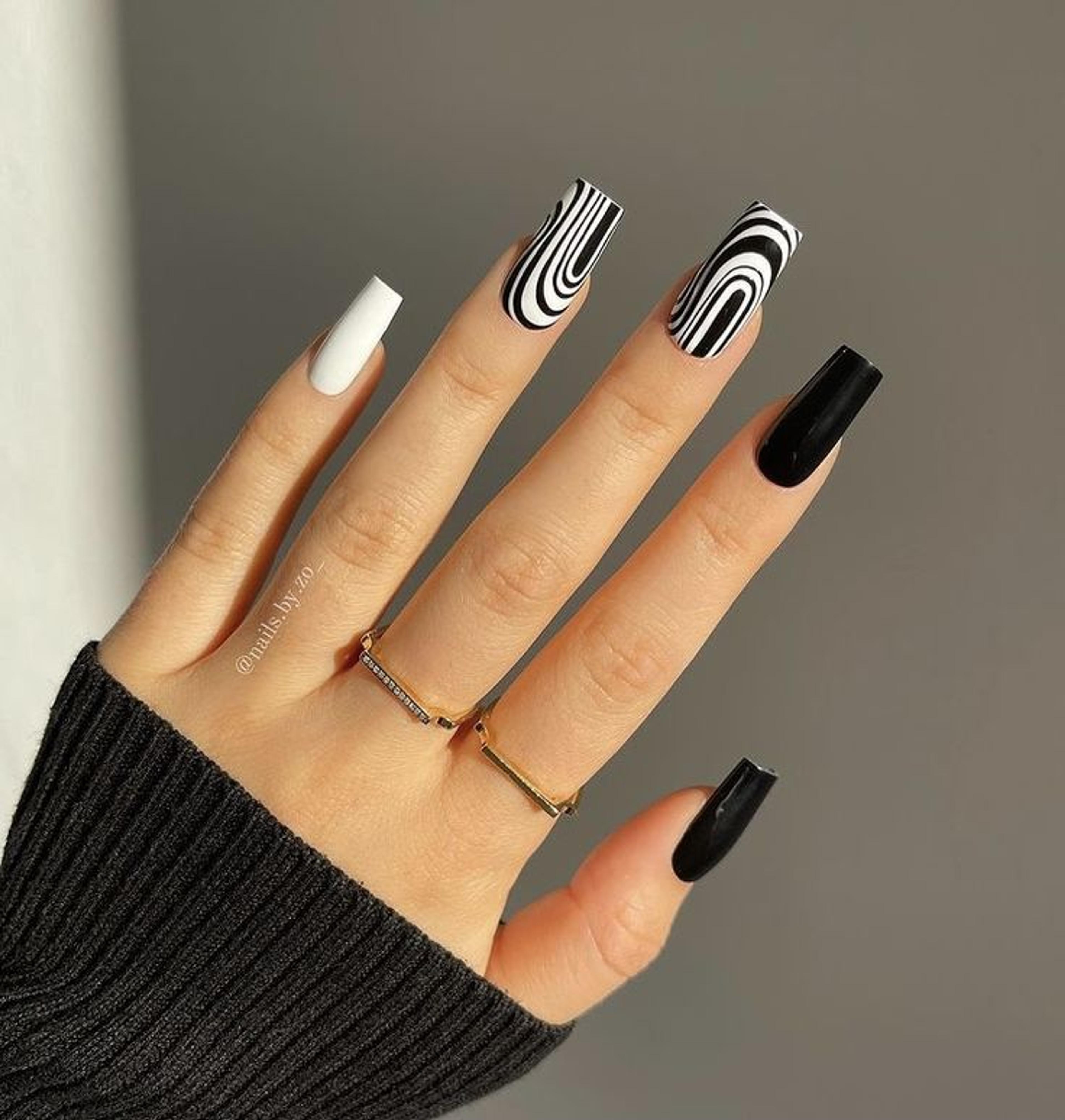 Monochrome nails