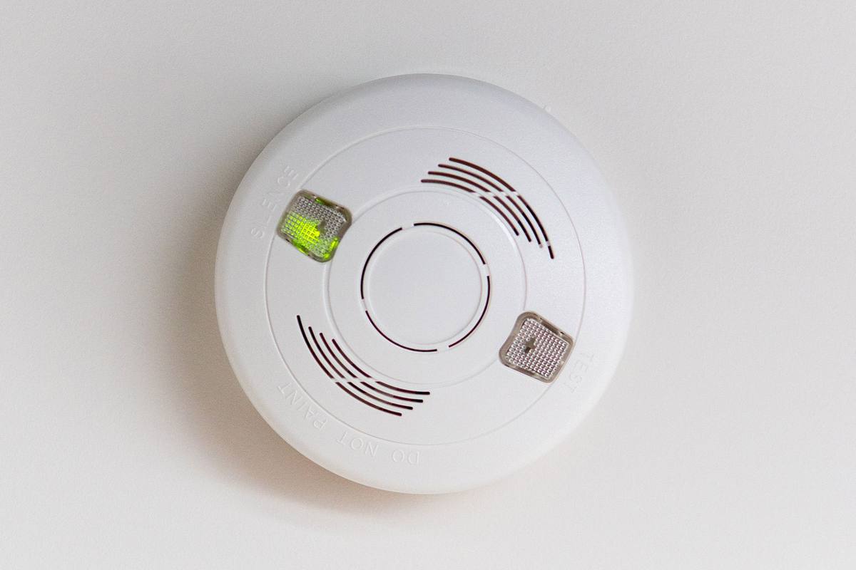 An interconnected photoelectric smoke alarm installed to Queensland compliance standards.