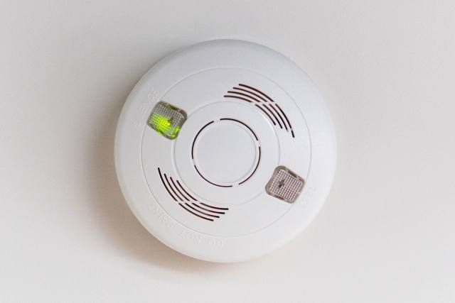 An interconnected photoelectric smoke alarm installed to Queensland compliance standards.