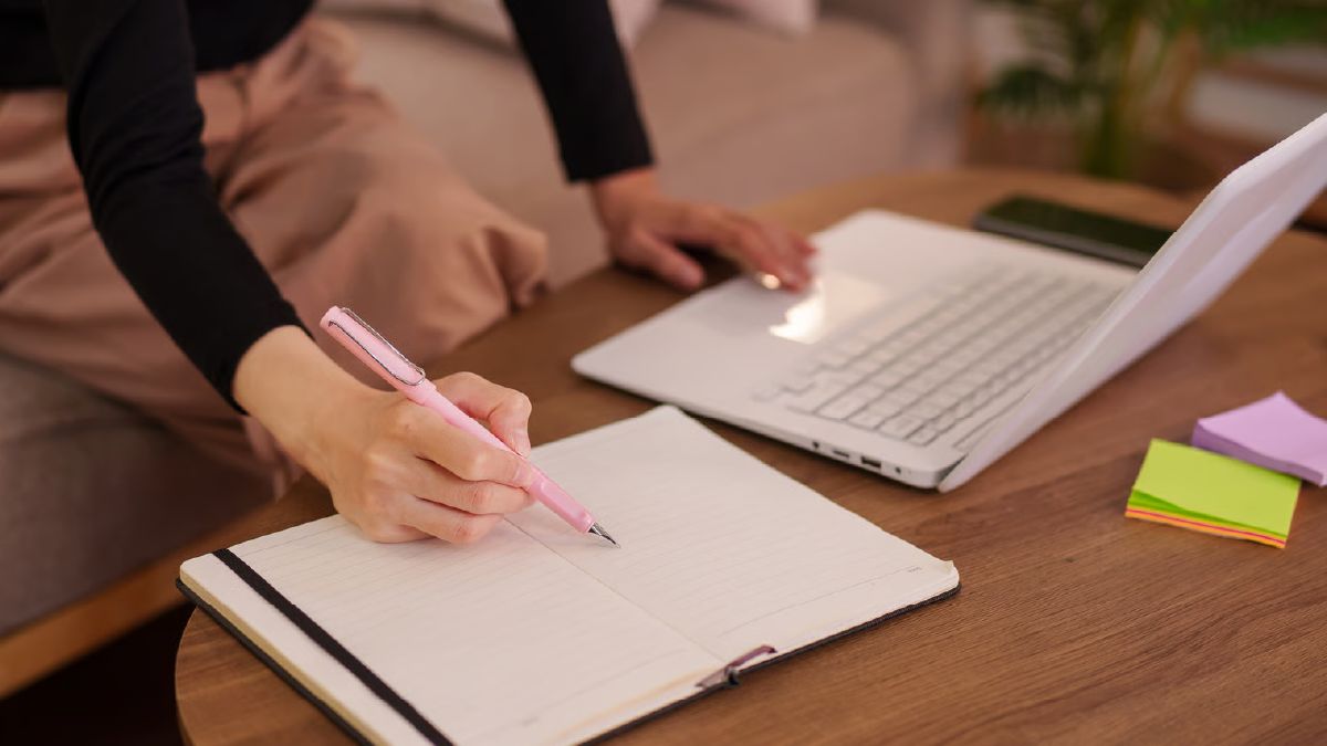 Persona evaluando distintas plataformas para comprar una propiedad en subasta o remate en Chile