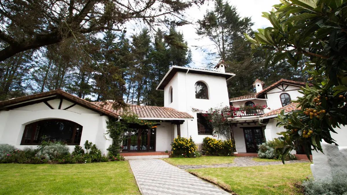 Fachada de casa con crédito hipotecario vigente disponible para vender por remate o subasta en Chile