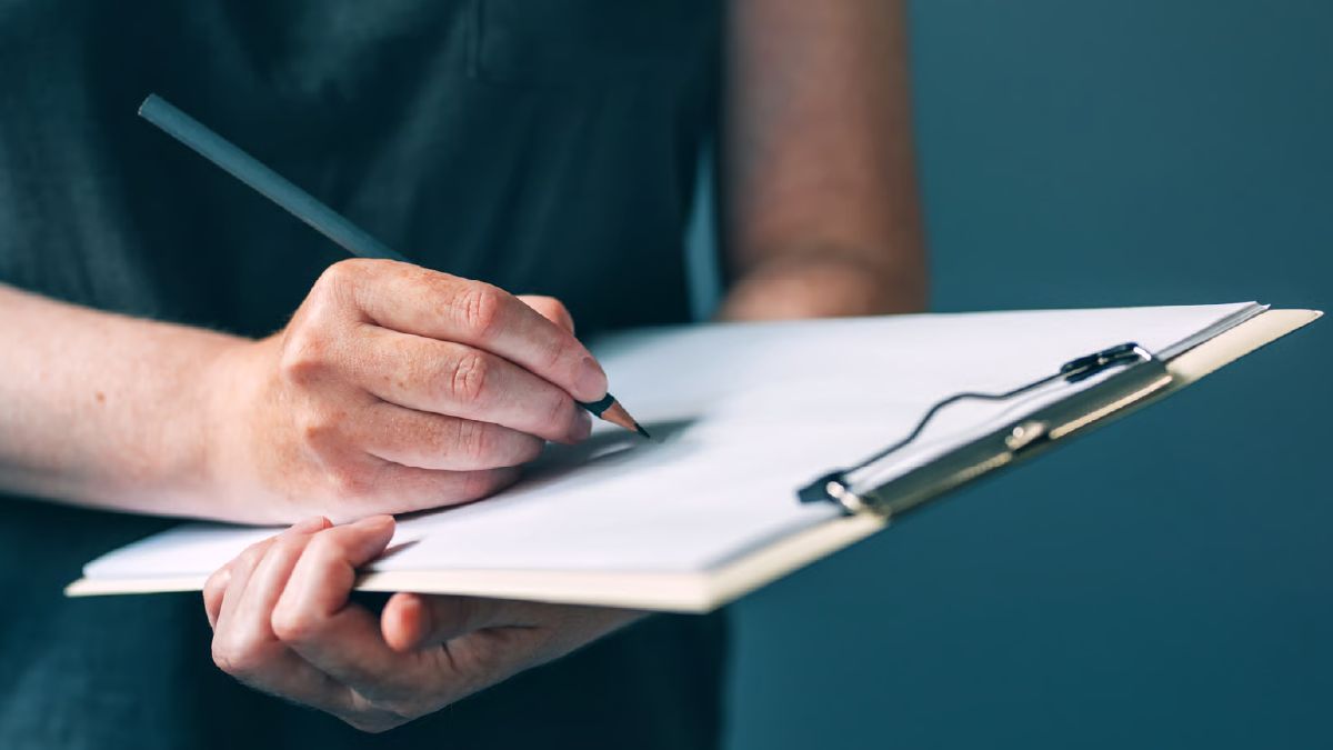 Persona revisando los requisitos para participar en un remate o subasta de propiedades