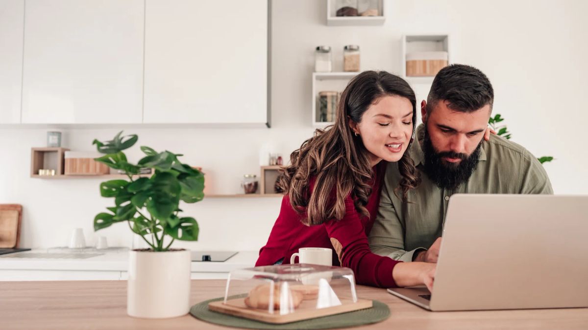 Pareja informándose sobre cómo participar en una subasta de propiedades online en Chile