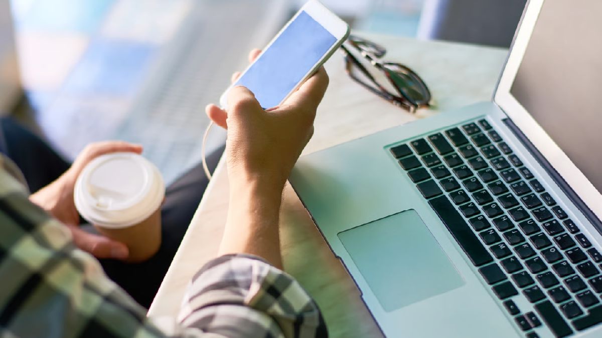 Persona verificando el sitio oficial de Macal en su notebook para evitar estafas con el nombre de Macal