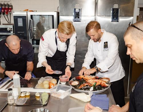 Louise åpner i ny drakt