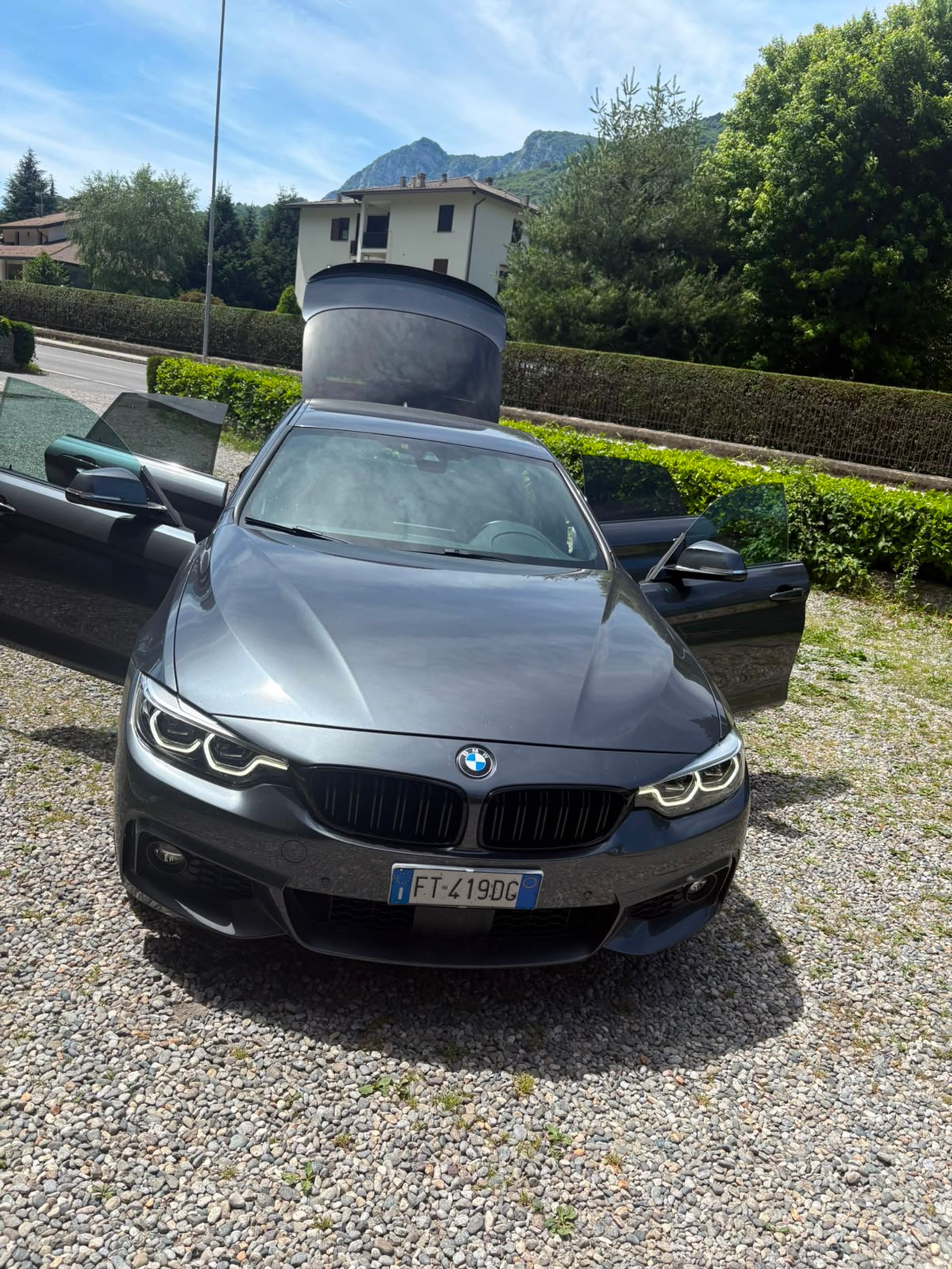 BMW 430d xDrive Gran Coupé davanti allo showroom MG Auto a Ballabio, con le montagne della Valsassina