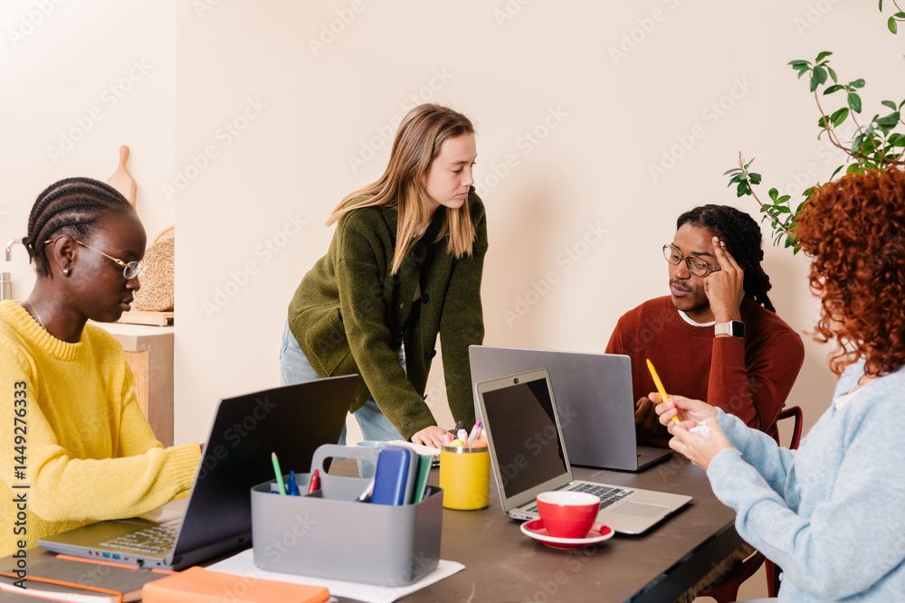 Foto van mensen die samen werken op kantoor