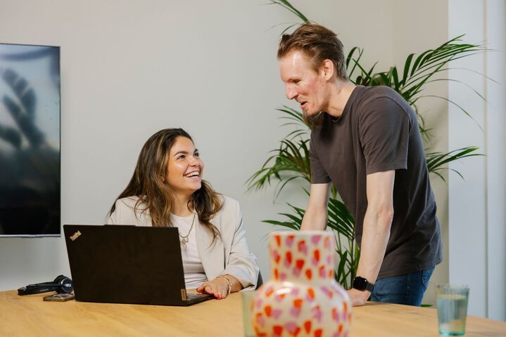 Twee medewerkers samen aan het werken