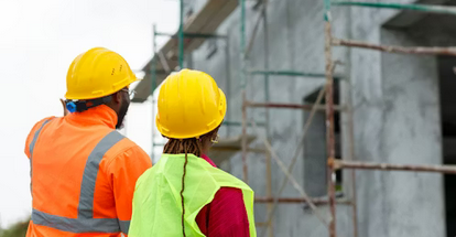 Twee bouwvakkers samen die uren willen registreren