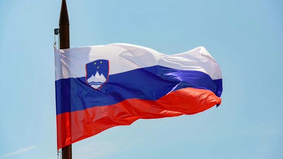 Flaga Słowenii powiewa na tle błękitnego nieba. Flaga Słowenii powiewa na tle błękitnego nieba.