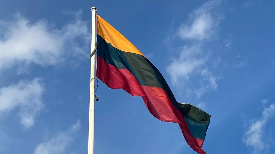 Flaga Litwy powiewa na wietrze na tle błękitnego nieba w piękny słoneczny dzień. Flaga Litwy powiewa na wietrze na tle błękitnego nieba w piękny słoneczny dzień.