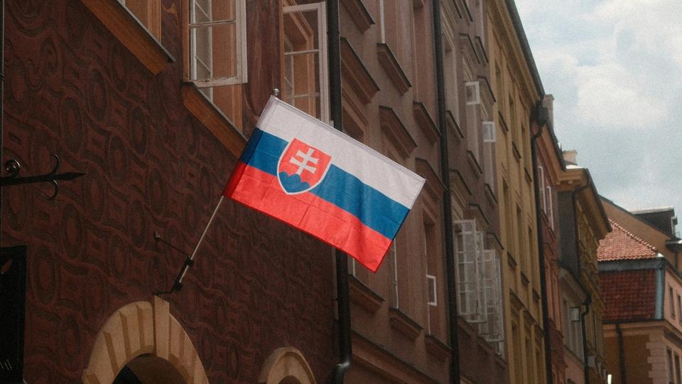 Flaga Słowacji zawieszona na ścianie budynku z cegły. Flaga Słowacji zawieszona na ścianie budynku z cegły.
