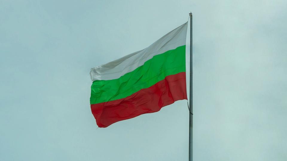 Flaga Węgier na maszcie powiewa na wietrze na tle bezchmurnego nieba. Flaga Węgier na maszcie powiewa na wietrze na tle bezchmurnego nieba.