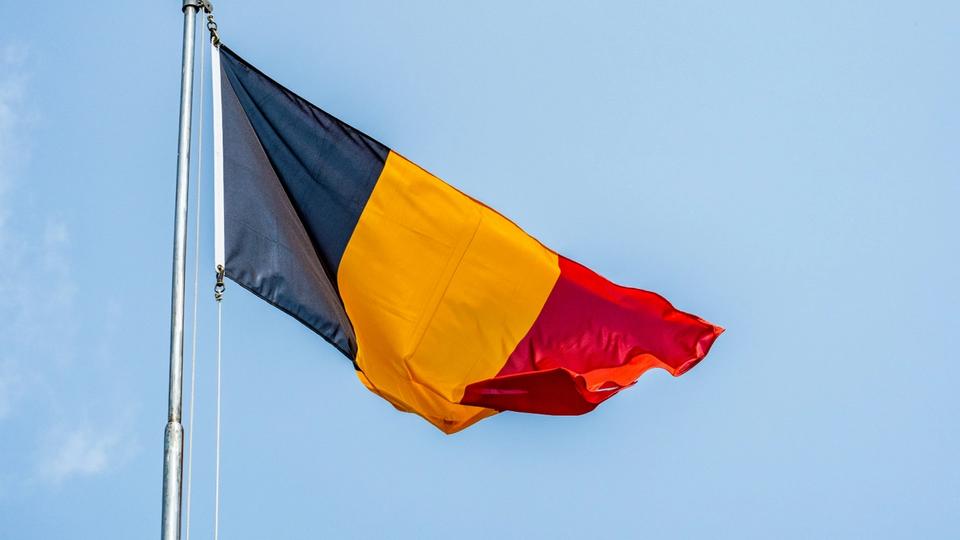Flaga Rumunii powiewa na wietrze na tle błękitnego, bezchmurnego nieba. Flaga Rumunii powiewa na wietrze na tle błękitnego, bezchmurnego nieba.