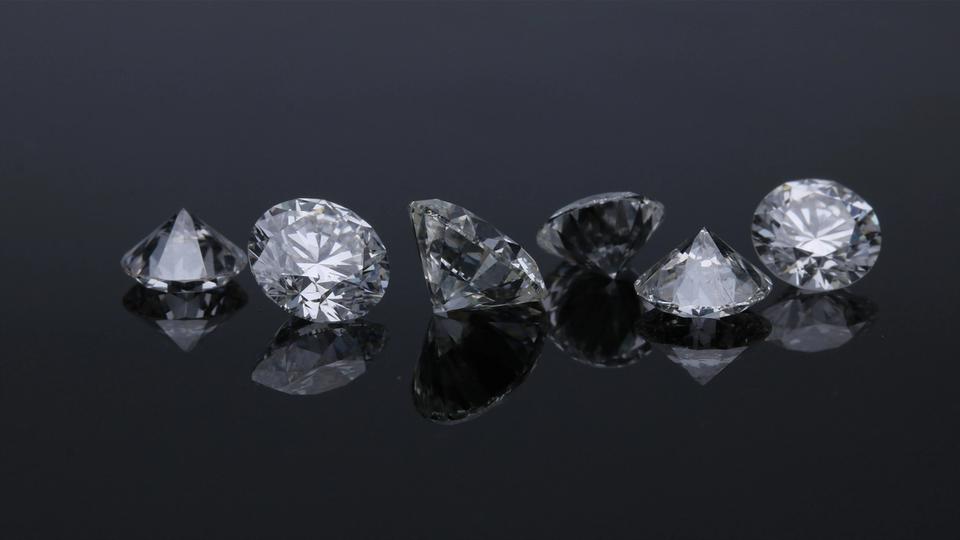 Fotografia produktowa przedstawiająca sześć luksusowych, precyzyjnie oszlifowanych diamentów o brylantowym szlifie, ułożonych w rzędzie na czarnym, lustrzanym tle. Kamienie szlachetne mocno błyszczą, odbijając światło w widoczny sposób, a ich perfekcyjne odbicia są widoczne na gładkiej powierzchni, co podkreśla ich wysoką wartość (High-Value). Fotografia produktowa przedstawiająca sześć luksusowych, precyzyjnie oszlifowanych diamentów o brylantowym szlifie, ułożonych w rzędzie na czarnym, lustrzanym tle. Kamienie szlachetne mocno błyszczą, odbijając światło w widoczny sposób, a ich perfekcyjne odbicia są widoczne na gładkiej powierzchni, co podkreśla ich wysoką wartość (High-Value).