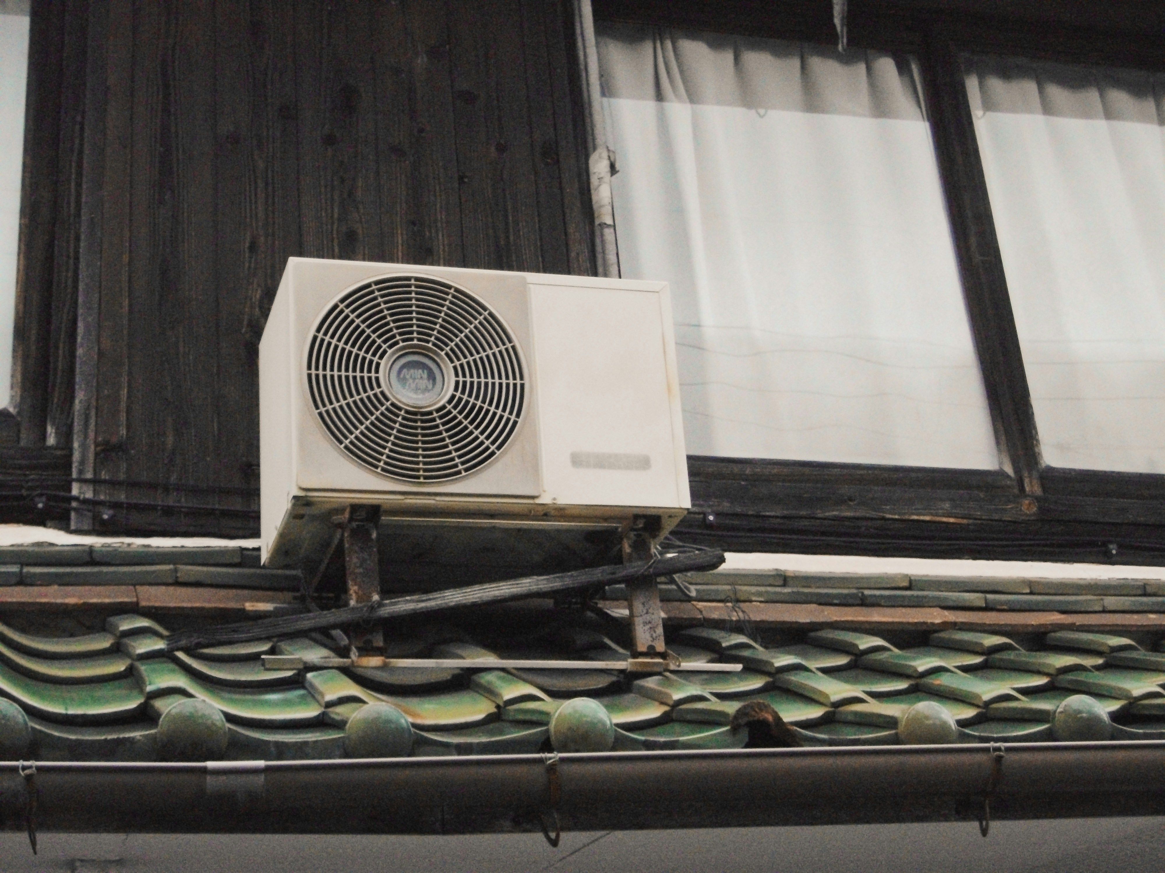 Klimatyzator zamontowany na budynku.