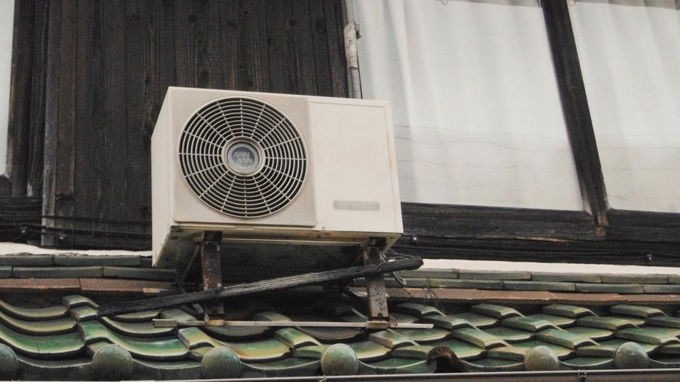 Klimatyzator zamontowany na budynku. Klimatyzator zamontowany na budynku.
