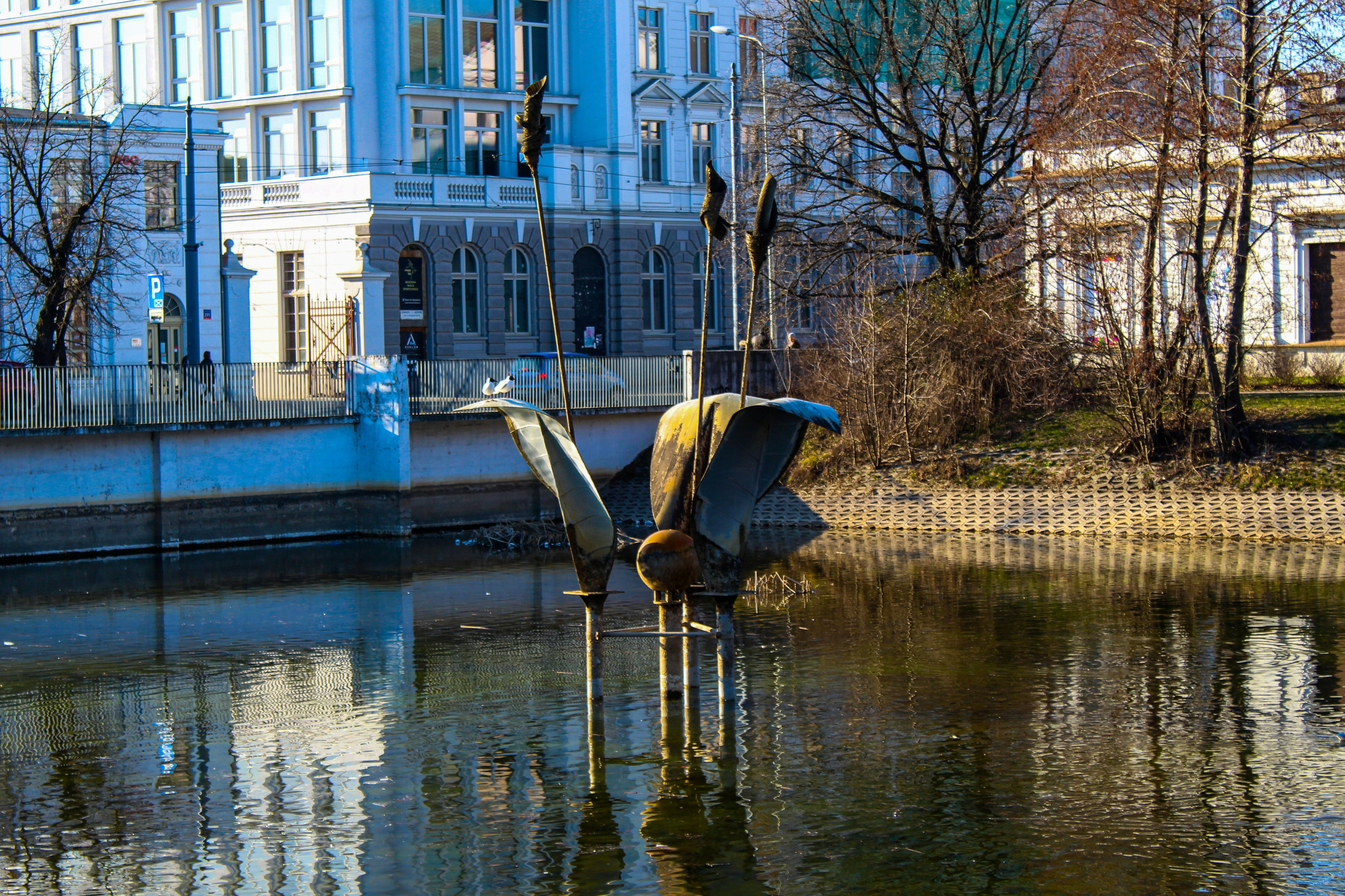 Zbiornik wodny z instalacją artystyczną w mieście Łódź, Polska.