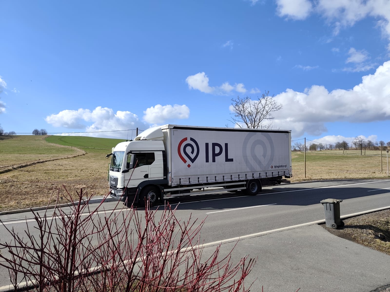 Stojący na poboczu samochód ciężarowy MAN należący do firmy transportowo-spedycyjnej IPL z oddziałem w Radomiu.