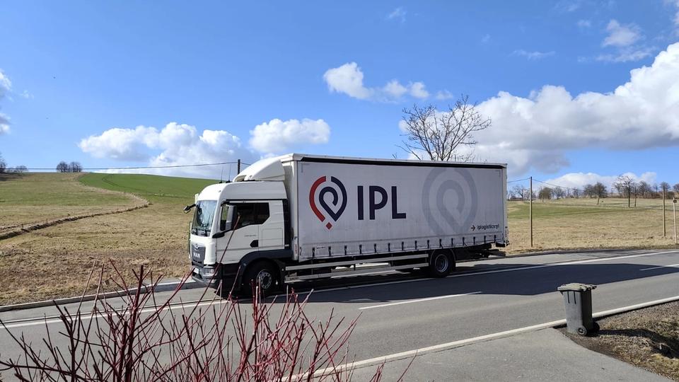 Stojący na poboczu samochód ciężarowy MAN należący do firmy transportowo-spedycyjnej IPL z oddziałem w Radomiu. Stojący na poboczu samochód ciężarowy MAN należący do firmy transportowo-spedycyjnej IPL z oddziałem w Radomiu.