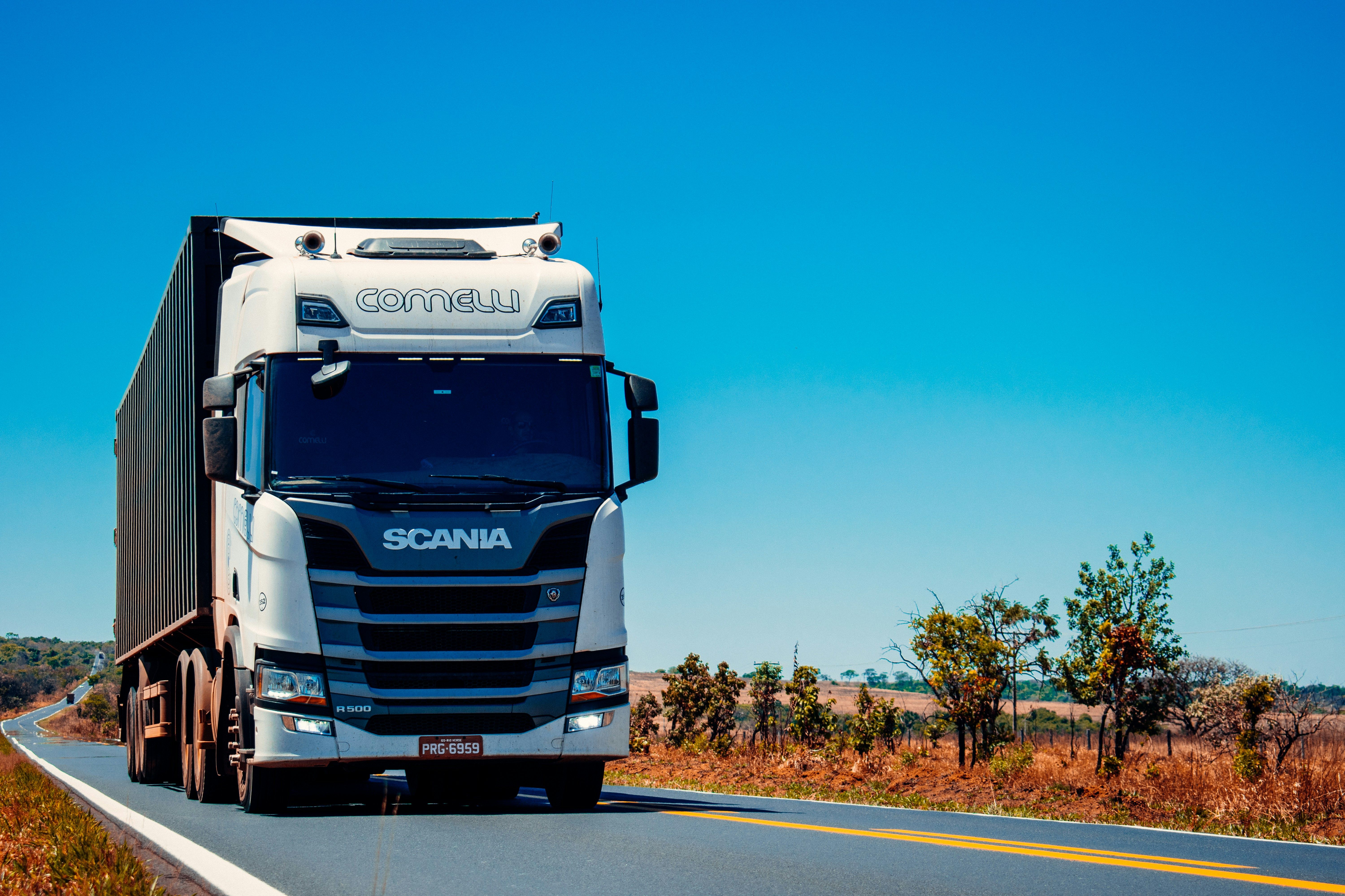 Ciężarówka Scania w transporcie całopojazdowym FTL na trasie międzynarodowej.