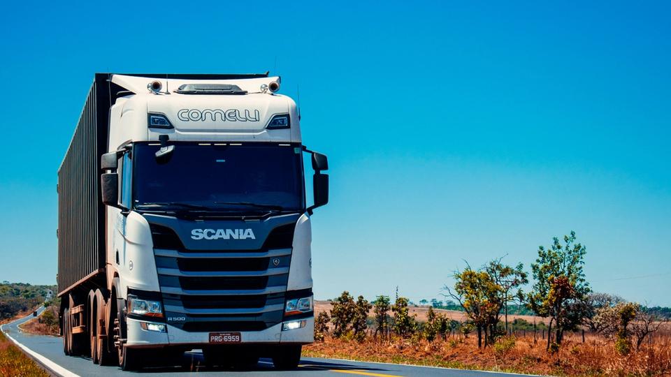 Ciężarówka Scania w transporcie całopojazdowym FTL na trasie międzynarodowej. Ciężarówka Scania w transporcie całopojazdowym FTL na trasie międzynarodowej.