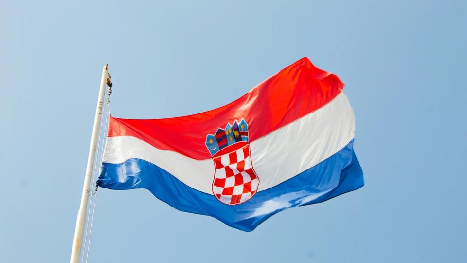 Flaga Chorwacji powiewa na niebieskim niebie. Flaga Chorwacji powiewa na niebieskim niebie.