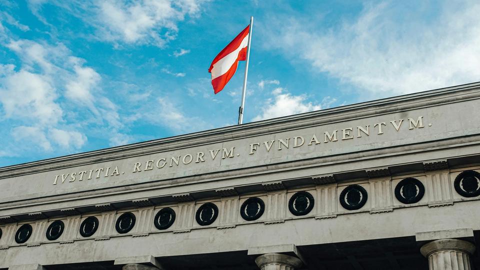 Flaga Austrii na budynku Hofburg Palace w Wiedniu, na tle błękitnego nieba. Flaga Austrii na budynku Hofburg Palace w Wiedniu, na tle błękitnego nieba.