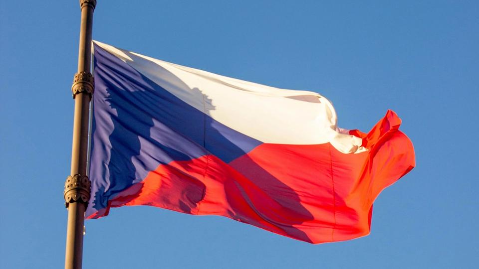 Flaga Czech powiewa na wietrze na tle bezchmurnego, błękitnego nieba. Flaga Czech powiewa na wietrze na tle bezchmurnego, błękitnego nieba.