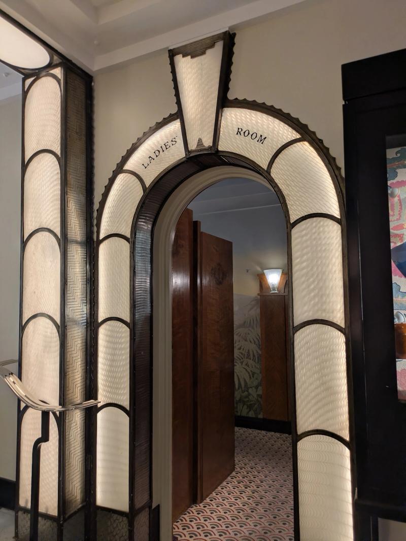 女性トイレ前