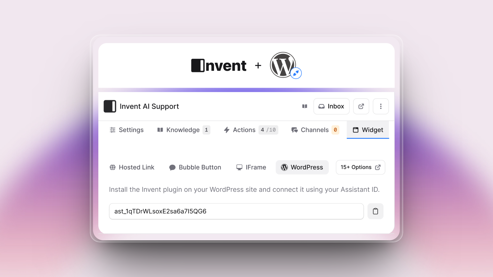 Una schermata dashboard mostra l’integrazione di Invent con WordPress. L’intestazione presenta i loghi di Invent e WordPress affiancati. Viene visualizzato un pannello dell’interfaccia utente per “Invent AI Support” con schede per Settings, Knowledge, Actions, Channels e Widget (è selezionata la scheda Widget). Sotto sono mostrate le opzioni di connessione: Hosted Link, Bubble Button, IFrame e WordPress (evidenziato). Le istruzioni invitano l’utente a installare il plugin Invent sul proprio sito WordPress e a collegarlo usando un codice Assistant ID fornito, mostrato in una casella di testo pronta per la copia. Lo sfondo ha una leggera sfumatura viola.