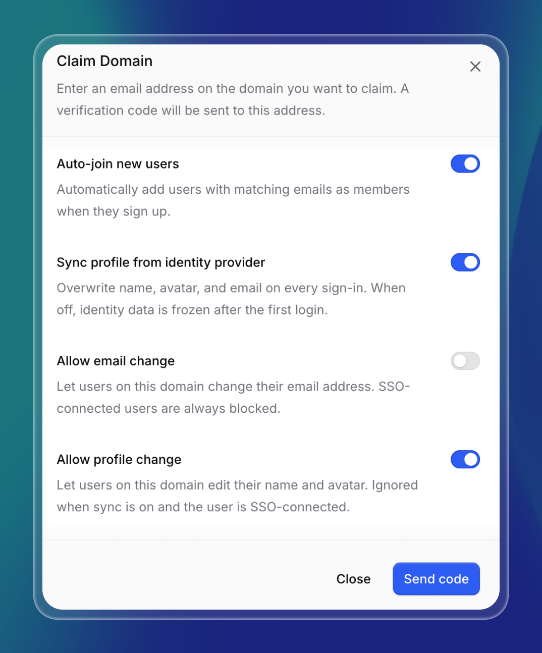 Invent-Dialog „Claim Domain“ für die SSO-Einrichtung. Das Pop-up weist Nutzer an, eine E-Mail-Adresse ihrer Domain zur Verifizierung einzugeben. Darunter können Administratoren per Schalter festlegen: neue Nutzer per E-Mail automatisch hinzufügen, Profildaten vom Identity Provider synchronisieren, E-Mail-Änderungen zulassen und Änderungen an Name/Avatar zulassen. Optionen werden über blaue Schalter aktiviert oder deaktiviert.