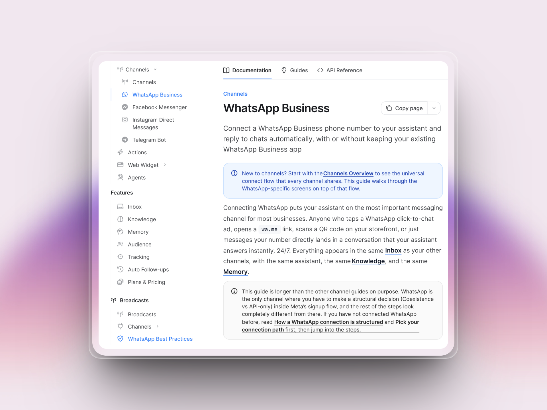 Viene mostrata una pagina di documentazione di Invent, nello specifico dedicata all’integrazione con WhatsApp Business. La schermata presenta una barra laterale con la navigazione per i canali (WhatsApp Business, Facebook Messenger, Instagram Direct, Telegram Bot), le funzionalità (Inbox, Knowledge, Memory, Audience, ecc.) e i broadcast. Il pannello centrale spiega come collegare WhatsApp Business a Invent, con suggerimenti evidenziati, riquadri informativi ed elementi cliccabili come “Copy page”. Il design è pulito, ben organizzato e strutturato per una lettura semplice.