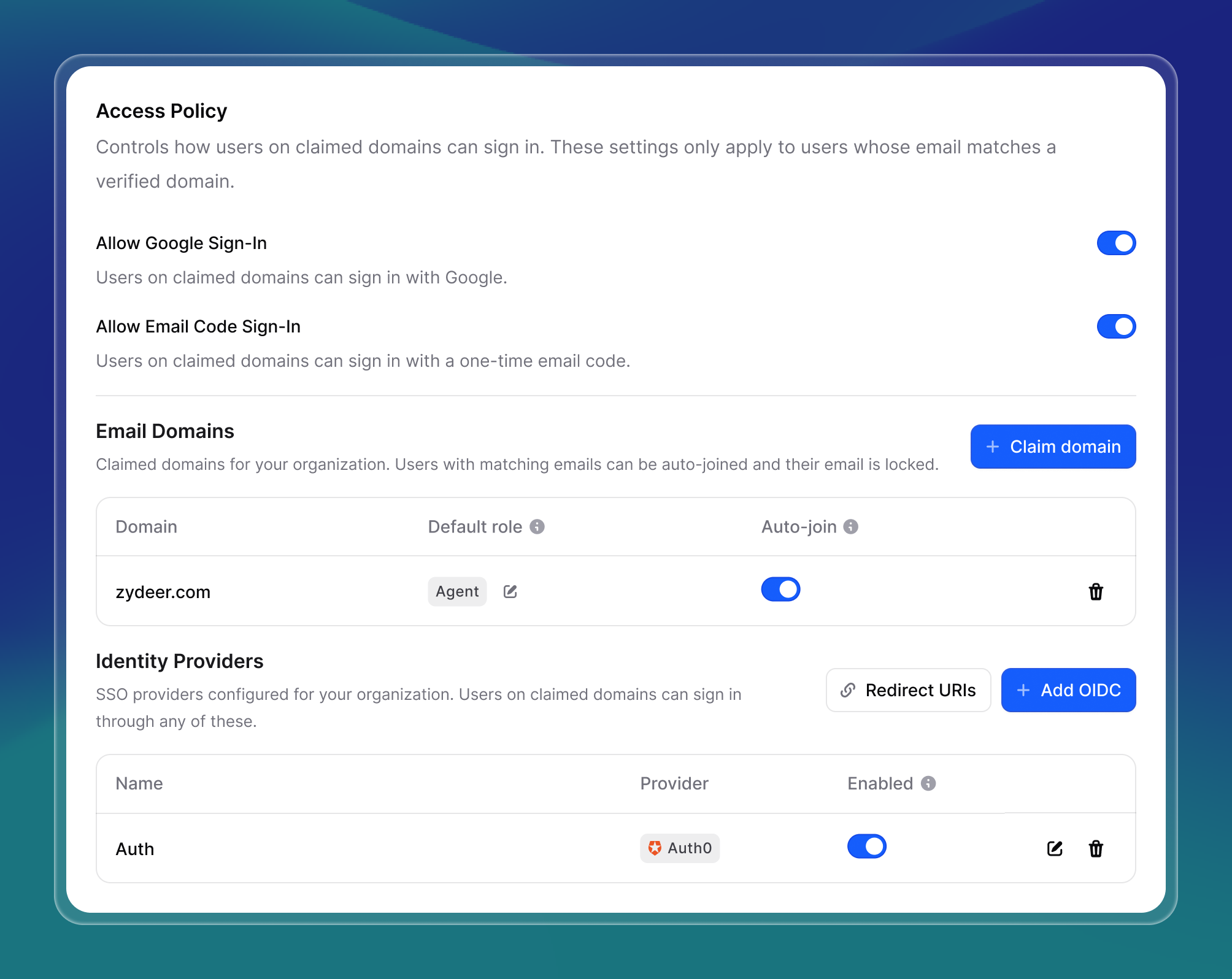 Screenshot der Access-Policy-Einstellungen der Invent-Plattform für Single Sign-On (SSO). Die Oberfläche zeigt Schalter zum Zulassen von Google Sign-In und Email Code Sign-In, eine beanspruchte Domain „zydeer.com“ mit aktiviertem Auto-Join und der Standardrolle Agent sowie einen Bereich Identity Providers mit „Auth0“ als SSO-Provider und aktiviertem Schalter. Sichtbar sind außerdem die Buttons „Claim domain“, „Redirect URIs“ und „Add OIDC“.