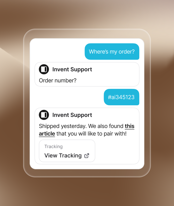 Interface de chat com o Invent AI Assistant respondendo à dúvida de um cliente sobre o pedido, fornecendo o status do envio, o link relevante de rastreamento do produto e sugerindo um artigo de produto adicional para upsell.