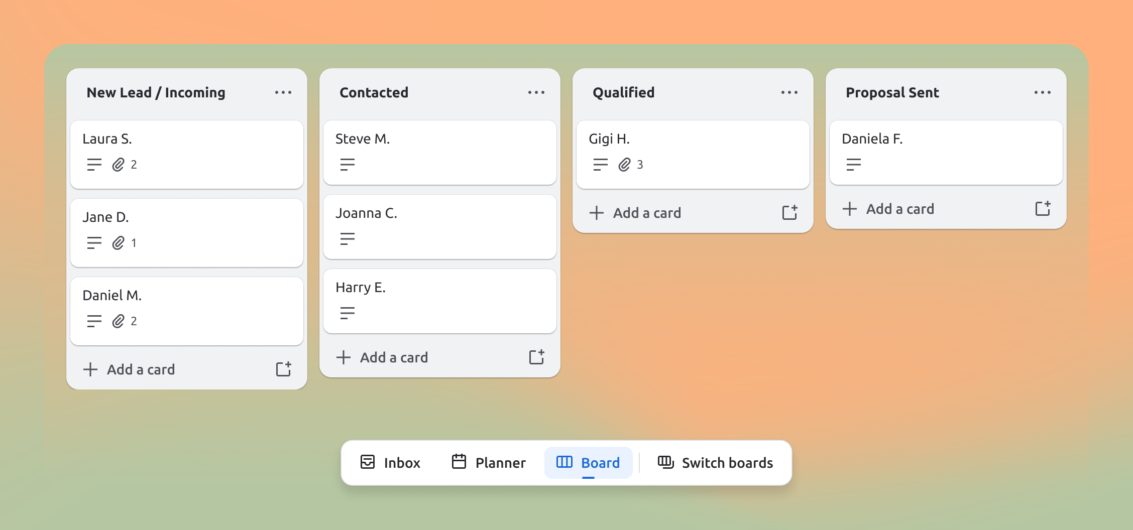 Un tablero digital de estilo Kanban muestra las etapas de gestión de leads: columna “New Lead/Incoming” con tres tarjetas: Laura S., Jane D., Daniel M., cada una con iconos de notas y adjuntos. Columna “Contacted” con Steve M., Joanna C., Harry E. Columna “Qualified” con Gigi H. (con tres adjuntos). Columna “Proposal Sent” con Daniela F. Cada etapa permite añadir nuevas tarjetas. La interfaz tiene esquinas redondeadas en las tarjetas y un fondo con degradado suave de naranja a verde, con botones de navegación para Inbox, Planner, Board (seleccionado) y Switch Boards en la parte inferior.