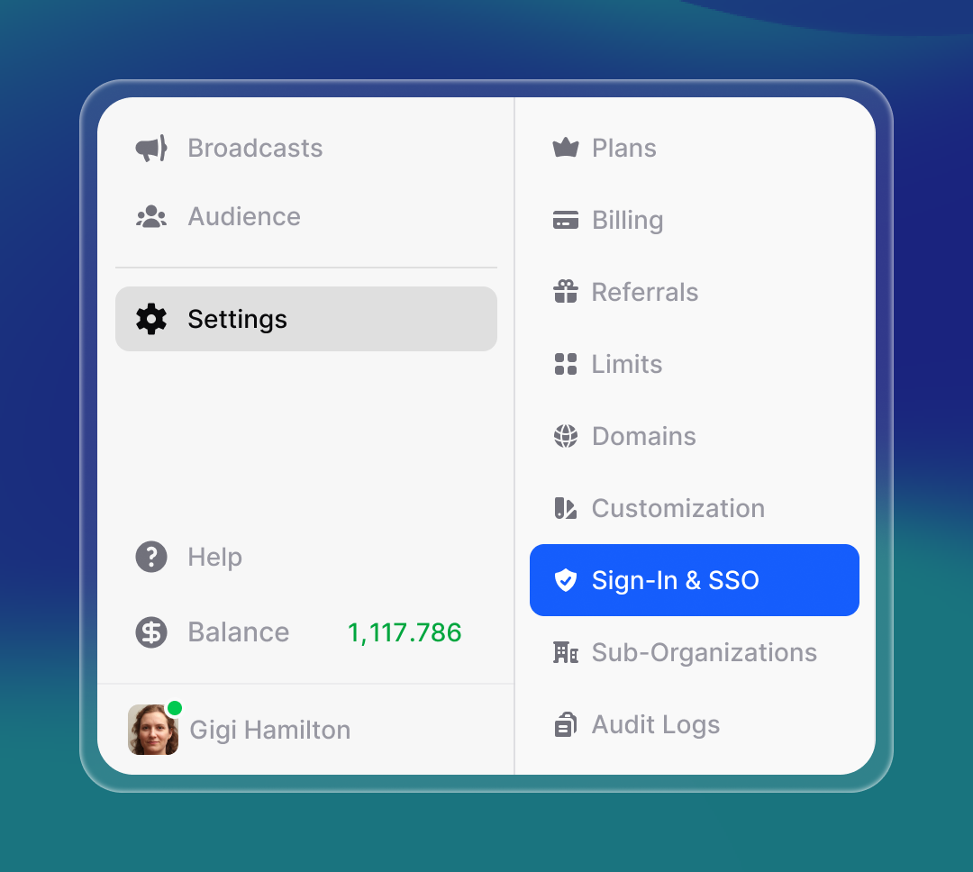 Screenshot des Einstellungsmenüs im Invent-Dashboard. Die linke Seitenleiste zeigt Optionen wie Broadcasts, Audience, Settings (hervorgehoben), Help, Balance und das Nutzerprofil (Gigi Hamilton). Das rechte Menü zeigt Einträge wie Plans, Billing, Referrals, Limits, Domains, Customization; „Sign-In & SSO“ ist blau hervorgehoben, daneben auch Sub-Organizations und Audit Logs.