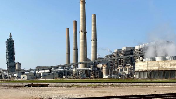 The W. A. Parish plant near Houston is the second-largest source of sulfur dioxide in Texas. Photo: Allyn West.