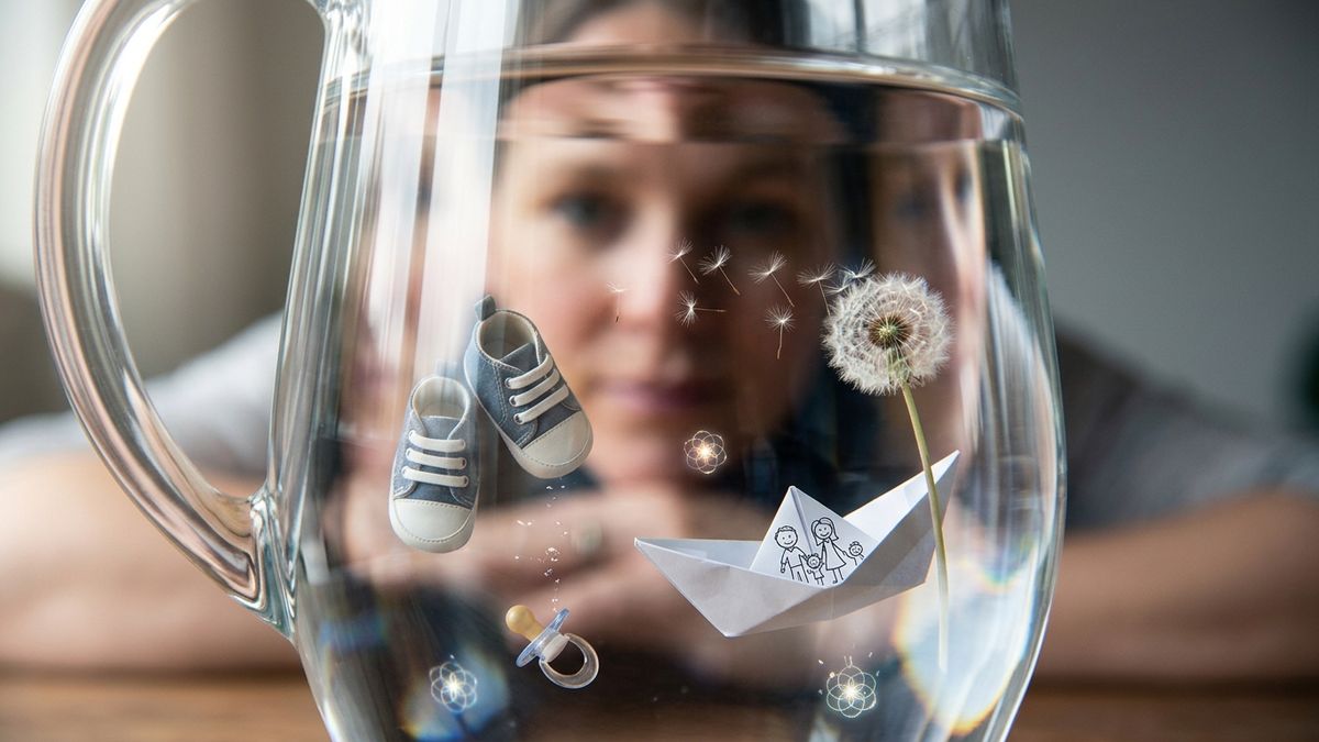 Glas met zwevende kinderspullen in