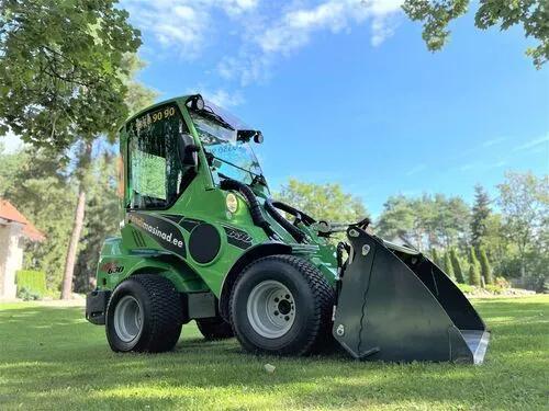 Avant laadur ja hammustav kühvel pinnasetöödeks